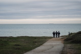 Ce drame, redouté par les autorités et les associations depuis plusieurs mois, est de loin le plus meurtrier depuis l'envolée en 2018 des traversées migratoires de la Manche (image symbolique).